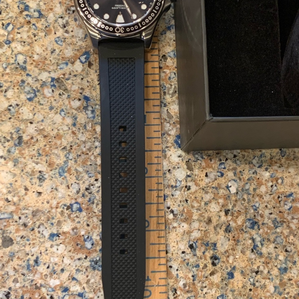 Men’s Shield watch - Picture 8 of 8